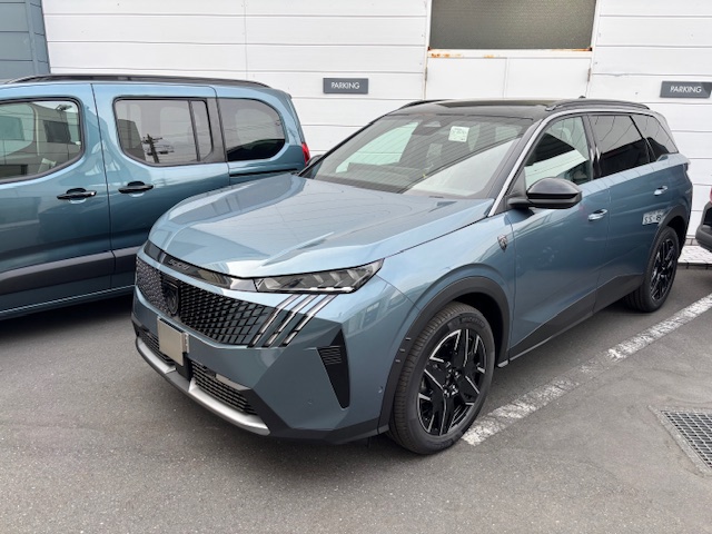 NEW 5008 HYBRID デビューフェア開催！